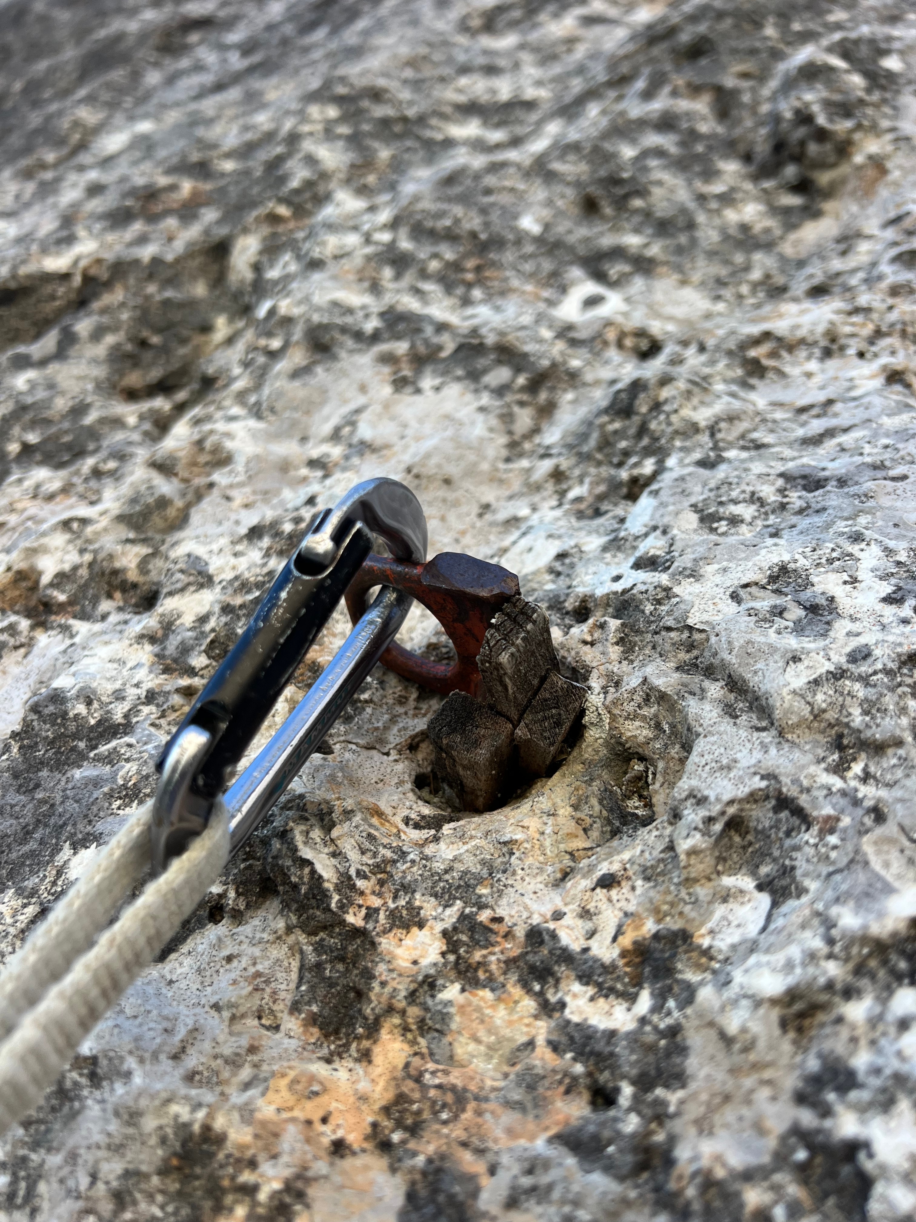 Traditionelles Standplatzbauen: Haken und Holzkeile im Dolomitenkalk — Alpinklettern Südtirol