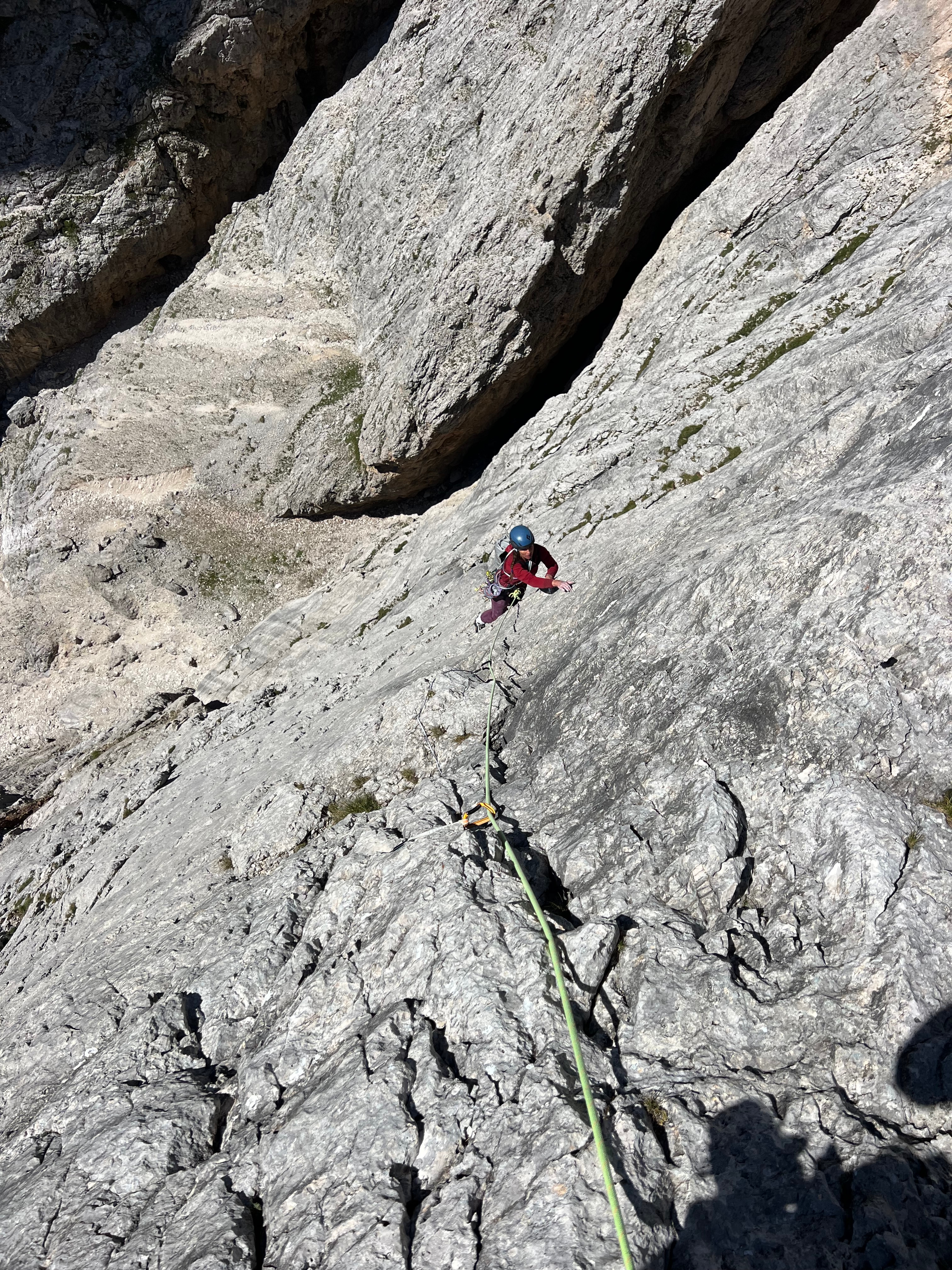 Technisches Alpinklettern in den Dolomiten: Vorstieg an Riss und Kamin