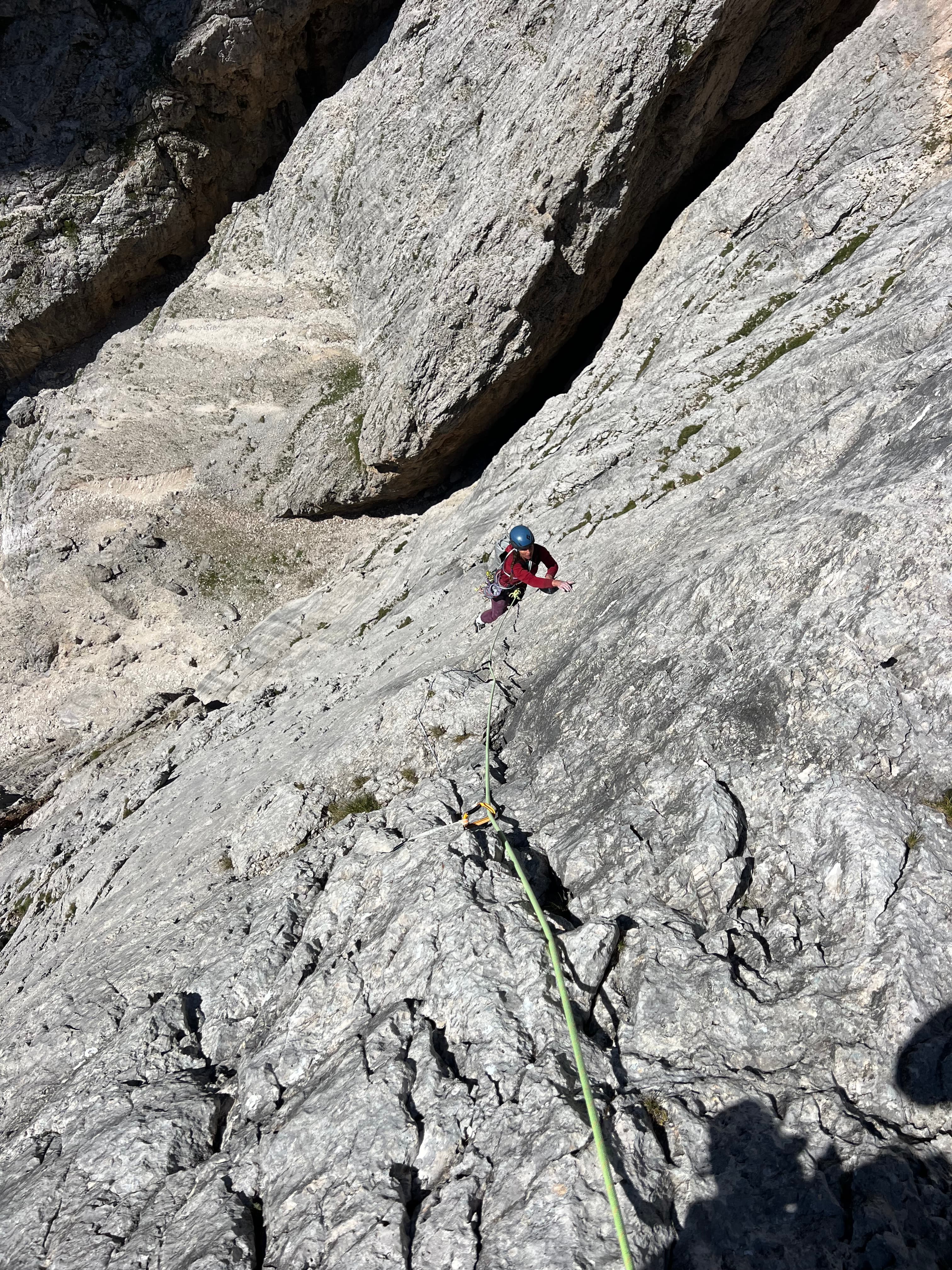 Technisches Alpinklettern in den Dolomiten: Vorstieg an Riss und Kamin